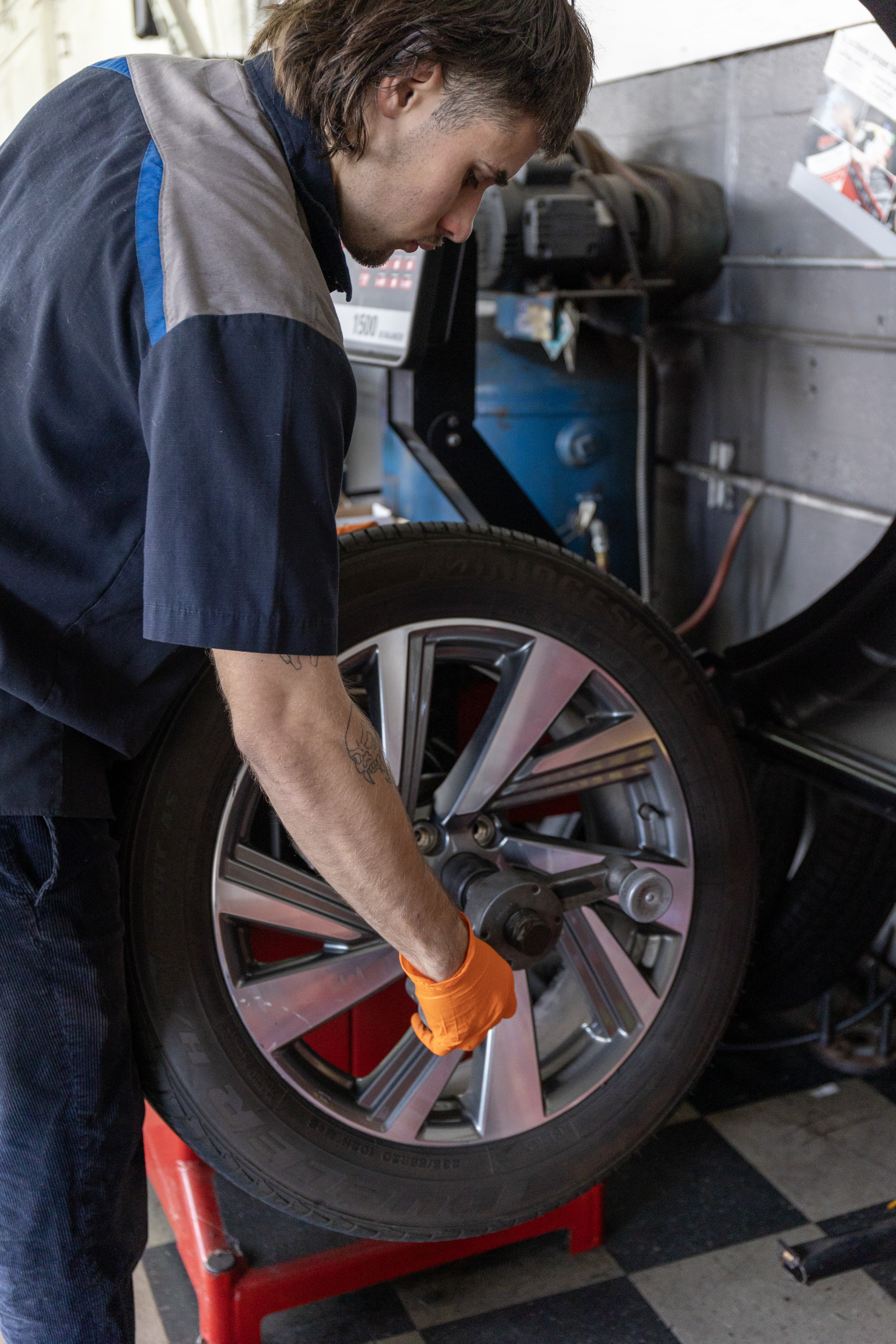 Tire balancing machine