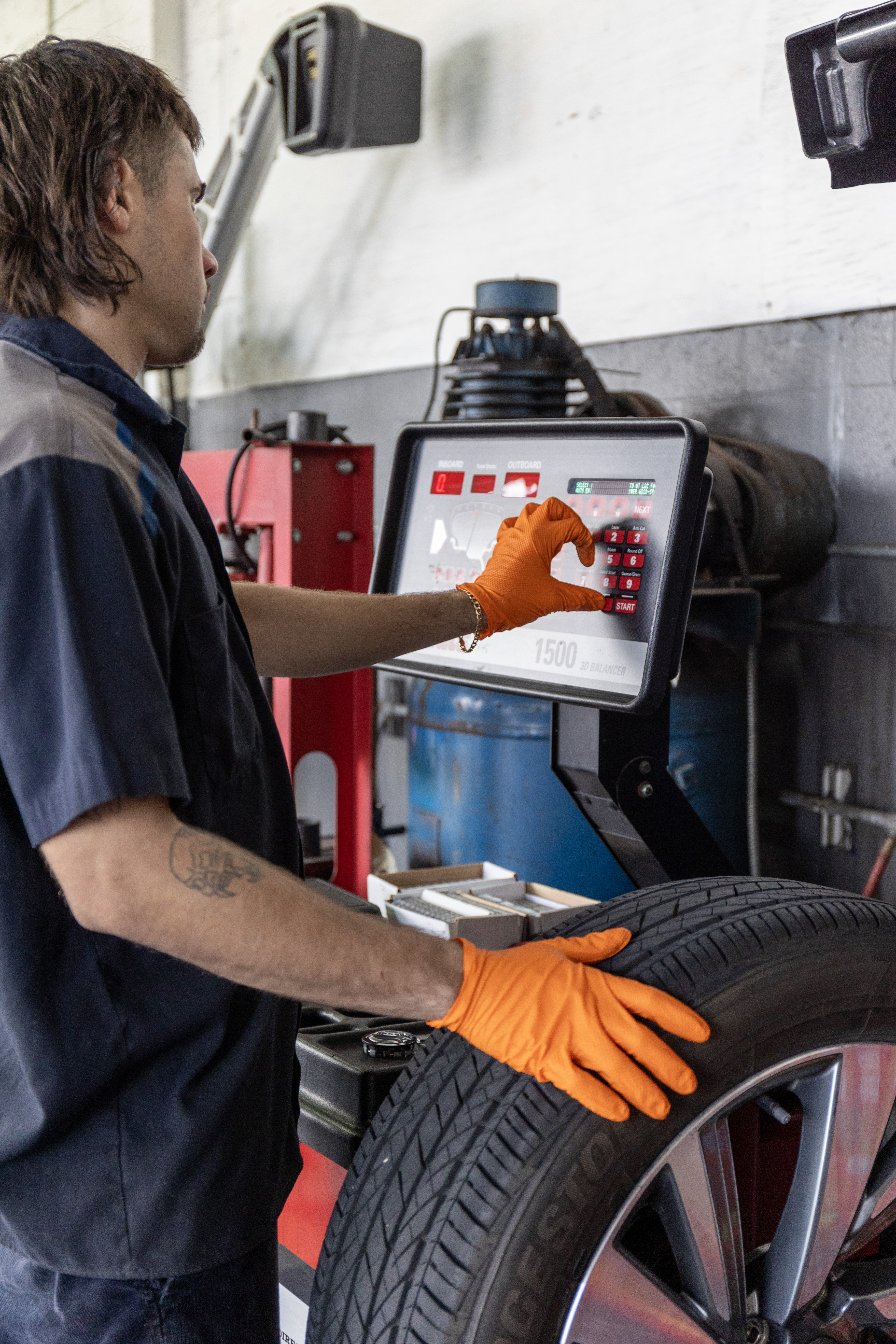 Balancing tire machine